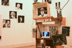 2012-Galerie-Epikur-Wuppertal-Installation-der-WIR-FAMILIE-des-MANIFEST-HELGE-MACHT-FEUER-