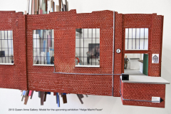 2013-Galerie-Queen-Anne-Modell-zur-bevorstehenden-Ausstellung-HELGE-MACHT-FEUER-
