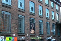2013-Leuchtkasten-HELGE-MACHT-FEUER-3-x-2-Meter-im-Atelierfenster-meines-Ateliers-montiert-.-Baumwollspinnerei-Leipzig-