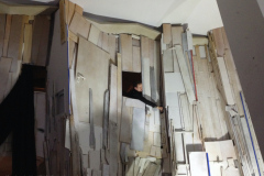26-Blick-im-Inneren-des-URLICHT-an-der-Wand-hoch-zur-Decke-2.-Etage-.-Fensterdurchblick-der-einen-Blick-von-oben-in-das-URLICHT-ermoeglichte-