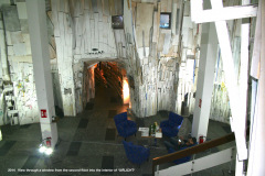 27-Blick-durch-ein-Fenster-von-oben-aus-der-2.-Etage-in-den-Innnenraum-des-URLICHT-