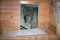 35-Blick-auf-die-Architektur-des-URLICHT-Aussenhaut-in-der-2.-Etage-von-wo-man-durch-eingebaute-offene-Fenster-in-den-Innenraum-nach-unten-sehen-konnte-
