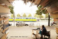 46-Eingangsbereich-DAS-URLICHT-Blick-auf-das-Aegyptische-Museum-und-UNI-Leipzig-auf-der-anderen-Strassenseite-