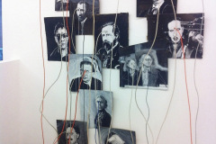 Abb.-26-2014-Galerie-Teapot-Koeln-Die-WIR-FAMILIE-Installation-der-Portraittkoepfe-aus-dem-Manifest-HELGE-MACHT-FEUER-