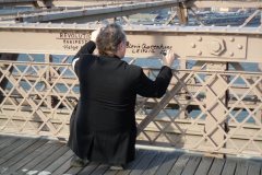 Abb.-29-2013-New-York-…-Brooklyn-Bridge-…-Aktion-Werbehinweis-auf-die-kommende-Ausstellung-des-Manifest-HELGE-MACHT-FEUER-in-Leipzig-