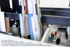 Abb.-44-2013-Galerie-Queen-Anne-Blick-ins-Modell-zur-Ausstellung-HELGE-MACHT-FEUER-
