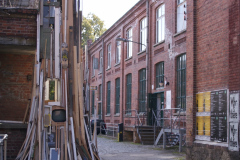 Abb.-57-2013-Galerie-Queen-Anne-Baumwollspinnerei-Leipzig-Sperrmuellbaumstumofplastik-im-Aussenraum-der-Galerie-zur-Ausstellung-HELGE-MACHT-FEUER-