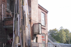 Abb.-58-2013-Galerie-Queen-Anne-Baumwollspinnerei-Leipzig-Sperrmuellbaumstumofplastik-im-Aussenraum-der-Galerie-zur-Ausstellung-HELGE-MACHT-FEUER-