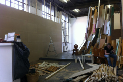 Abb.-61-2013-Galerie-Queen-Anne-Aufbauphase-der-Ausstelung-HELGE-MACHT-FEUER-