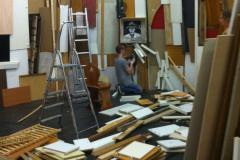 Abb.-62-2013-Galerie-Queen-Anne-Aufbauphase-der-Ausstelung-HELGE-MACHT-FEUER-