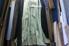 Abb.-68-2013-Galerie-Queen-Anne-Aufbauphase-der-Ausstelung-HELGE-MACHT-FEUER-Blick-durch-den-Eingang-in-den-Innen-raum-der-Gross-Plastik-