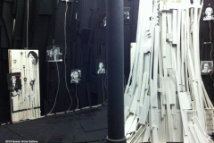 Abb.-69-2013-Galerie-Queen-Anne-Ausstellung-HELGE-MACHT-FEUER-.-Alles-ist-fertig-geworden-die-Besucher-koennen-kommen-