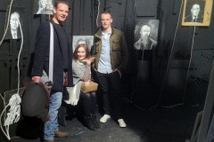 Abb.-70-2013-Galerei-Queen-Anne-Ausstellung-HELGE-MACHT-FEUER-.-meine-3-Kinder-zu-Besuch-