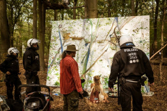 101-22-ungebetene-Gäste-22...-Umstände-beim-Malen-des-Gemäldes-Himmelskinder-1-...-im-Hambacher-Wald-2018-