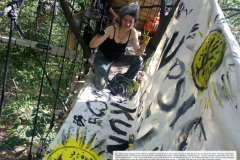 77-Saxana-in-25m-Höhe-in-Beechtown-Baumhaus-beim-Malen-eines-Transparents-2018