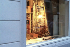 Abb.-7-2012-Blick-durch-das-Schaufesnter-der-Galerie-Freitag-1830-Aachen-Austellung-NOCH-BESSER-LEBEN-