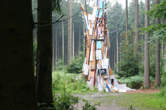 2011-Sperrmuellbaumplastik-Sie-stand-ein-halbes-Jahr-im-Wald-