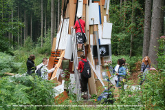 23-wenn-man-sich-dem-Kunstwerk-naeherte-war-es-zwangslaeufig-es-bemalen-es-anfassen-oder-es-beklettern-zu-wollen-gerade-Kinder-hatten-da-keine-Scheu-