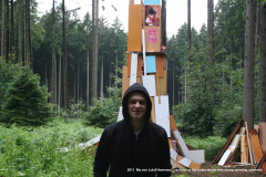 8-2011-Sohn-Luka-Hommes-…-vor-dem-in-die-Hoehe-wachsendem-Sperrmuellbaumstumpf
