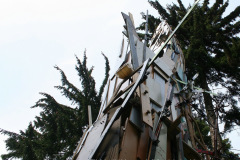9-2011-ein-Insektenhotel-Wolkenkratzer-aus-Sperrmuell
